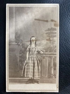 Carte de Visite CDV Precious Girl schöne Studiokulisse, schöne Kunst auf einem Hintergrund Rosen - Bild 1 von 12