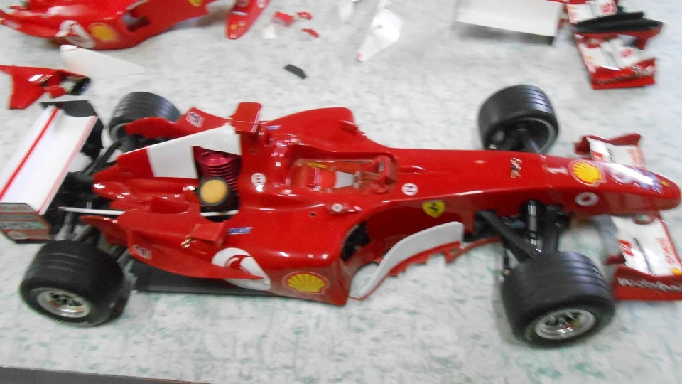 Automodello a scoppio RC Ferrari F1 F2004 RC 1/8 DeAgostini auto - Immagine 1 di 4