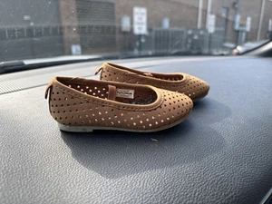 Toddler Girls, Size 6 Leather Carter’s Dress Shoes With Little Hearts. - Picture 1 of 6