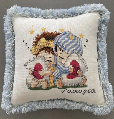 Almohada decorativa cosida niño y niña abrazando Foto 1 de 4