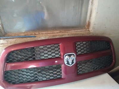 Dodge Ram 1500 2013-14-15-16-17-18 Dodge RAM 1500 parrilla roja llama OEM Foto 1 de 4
