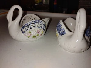 Figura de porcelana de pájaro cisne de colección flor celosía maceta margarita X2 - Imagen 1 de 7