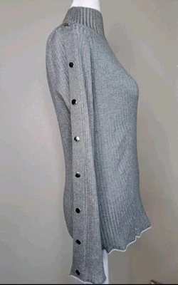 Suéter Tahari Gris Acanalado Largo Slv Simulado Cuello Alto Tono Plateado Botón Decoración M Foto 1 de 4