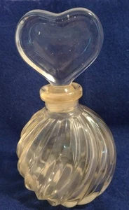 Botella de perfume de vidrio vintage con tapa en forma de corazón - Imagen 1 de 1