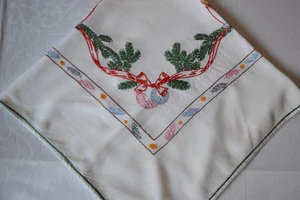 alte Weihnachtsdecke 78 x 80 cm Handarbeit Stickerei DDR 60er/70er Vintage Deko - Bild 1 von 10