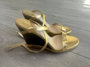 Cuñas de corcho de cuero dorado napa metálica Jimmy Choo talla 38 / UK 5 - Imagen 1 de 6