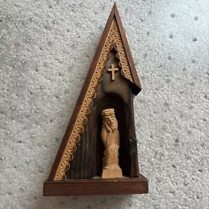 Kleine handgeschnitzte 3-D Kirchenszene aus Holz - Bild 1 von 2