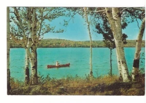Canoa roja, escena del lago, postal cromada vintage - Imagen 1 de 2
