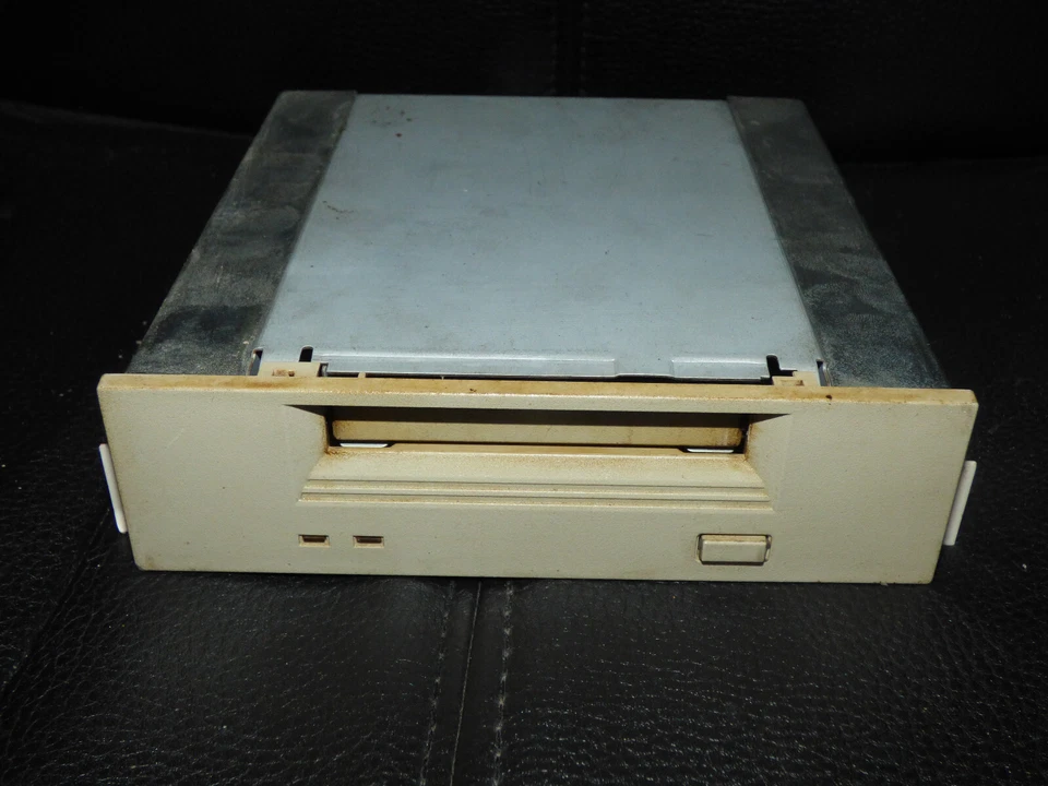 HP C1599A DDS2 4/8GB SCSI 50-PIN DAT 4mm 3.5" Internal Tape Drive - Image 1 of 4