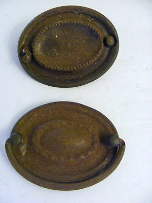 Лот из 2 антикварных прессованных металлических задних пластин комода одна тяга отсутствует - H0127 - Изображение 1 из 4