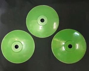 VINTAGE - 3 ANCIENS ABAT JOUR EN TÔLE ÉMAILLÉE VERT ET BLANC SUSPENSION - Foto 1 di 8