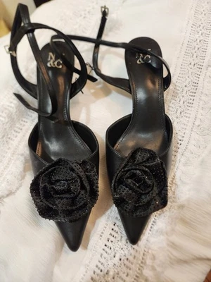 New York & Company 女式 11 码黑色中跟鞋凉鞋黑色花卉 — 第 1/4 张图片