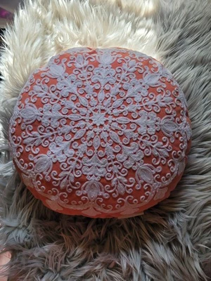 Almohada redonda estampado paisley blanco/coral, tropical/tema de playa de DOMAIN Foto 1 de 4