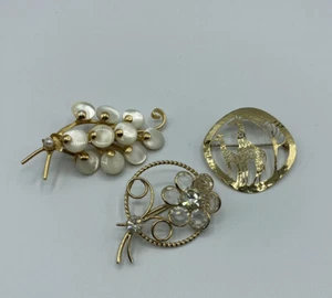 Vintage Lot of 3 Gold Tone Brooch Pin WILD BRYDE GIRAFFE + Unbranded Flower Leaf - Picture 1 of 9