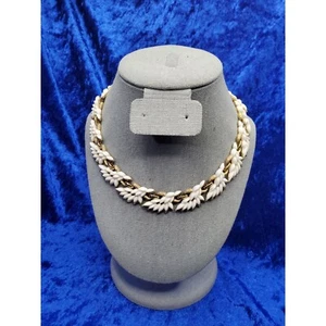 Collar gargantilla termoestable vintage Monet tono dorado y alado blanco - Imagen 1 de 5