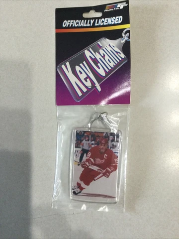 Vintage 90s Detroit Red Wings Steve Yzerman Key Chain New Cover