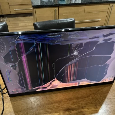 LG UltraGear 32GR93U-B - LED monitor - 4K - 32" - HDR Cracked screen  - Image 1 of 4