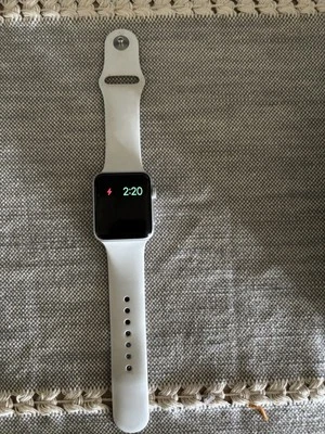 Reloj inteligente Apple Watch Series 3 42 mm estuche de aluminio plateado correa deportiva blanca-NUEVO Foto 1 de 3