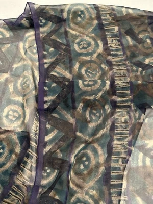 Bufanda geométrica de seda verde marino Ellen Tracy Foto 1 de 4