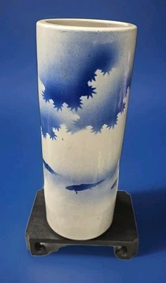 Antiguo jarrón japonés de porcelana azul y blanco/soporte para sombrero/cepillo maceta peces koi 12" Foto 1 de 4