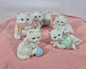 5 Homco weiße Perserkatzen / Kätzchen Figuren Schleifen Garn blaue Augen Vintage - Bild 1 von 19