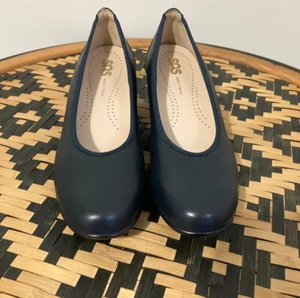 SAS Navy Blue Leather Slip On Comfort Kitten Heels Women’s Size 7 1/2 Round Toe - Picture 1 of 7