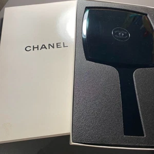 Espejo de mano CHANEL novedoso negro con película protectora auténtico en caja de Japón - Imagen 1 de 4