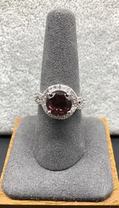 Piedra de rodolita creada en laboratorio en una banda doble chapada en rodio, tamaño 8, circonitas - Imagen 1 de 7