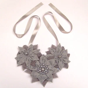 Collier / ceinture (2 en 1) mariage cérémonie FLEURS GRIS perles satin tissu - Imagen 1 de 2