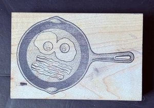 Eier und Speck auf Pfanne Gusseisen Kochen Frühstück Essen Holz Stempel - Bild 1 von 4