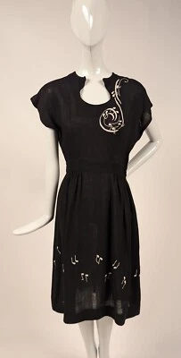 DULCE VESTIDO VINTAGE AÑOS 40’S ALGODÓN NEGRO CON NOTAS MUSICALES BORDADAS TALLA XS Foto 1 de 4
