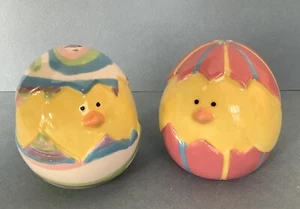 EASTER HOLIDAY CHICKS IN DECORATED EGGS Ceramic Salt & Pepper Shaker Set  2-1/4” - Imagen 1 de 3