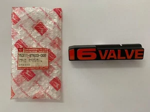 EMBLEMA 16 VALVULAS DAIHATSU 75311-87603-000 - Imagen 1 de 3