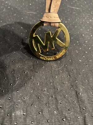 MICHAEL KORS Cuero Tostado Cordón Repuesto Cartera Llavero Logo Dorado Metal MK 2" Dije Foto 1 de 4