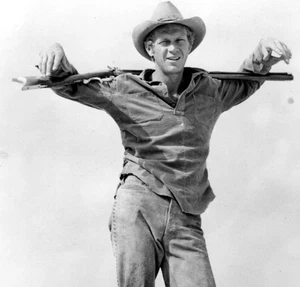 Steve McQueen with Rifle 1969 Press Photo Actor Nevada Smith Western Vintage - Picture 1 of 3