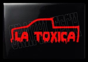 "LA TOXICA CAMIONETA PEGATINA CALCOMANÍA DE VINILO ROJO 11" - Imagen 1 de 1
