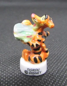 Fève Série Winnie l'Ourson " Tigrou avec un gâteau " Disney #G33 - Imagen 1 de 2
