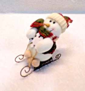 Muñeco de nieve en trineo de metal decoración 4"" - Imagen 1 de 6