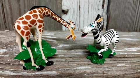 Madagascar Movie Giraffe & Zebra Figure PVC Cake Topper Toy Cover