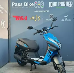 Peugeot Kisbee Streetzone 50cc Automatic Twist and Go Scooter - Picture 1 of 7