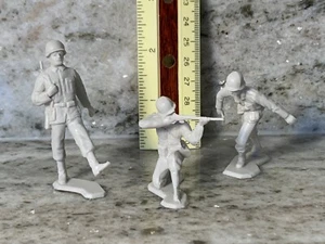 Vintage 1963 Marx Toy Soldiers Lot Of Three White/Light Gray Soldiers - Picture 1 of 4