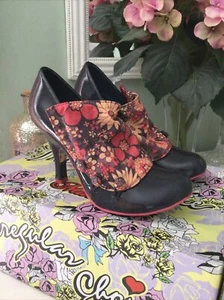 Nuevo en caja Irregular Choice Púrpura Charol Alphabite Floral Botón Zapatos, Reino Unido 3, - Imagen 1 de 4