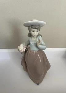 Figurine fille Nao Lladro avec panier - Photo 1/3