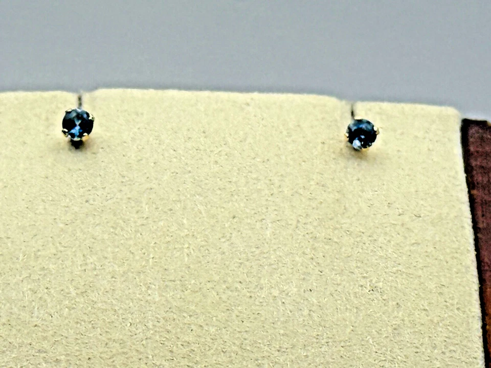 Delicados aretes de diamantes azules de oro macizo de 10 quilates de 2,9 mm--980,25 Foto 1 de 4