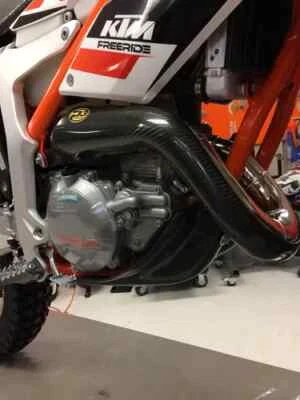 Protector de tubo de escape de fibra de carbono P3 KTM Freeride 250 R 15-17 Foto 1 de 4