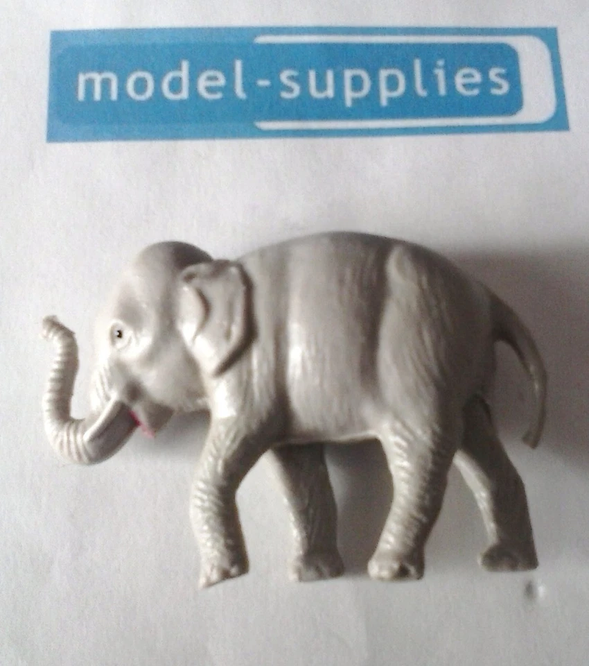 Corgi Gift Set 19 Chipperfields land Rover reproduction painted plastic elephant - Image 1 of 1