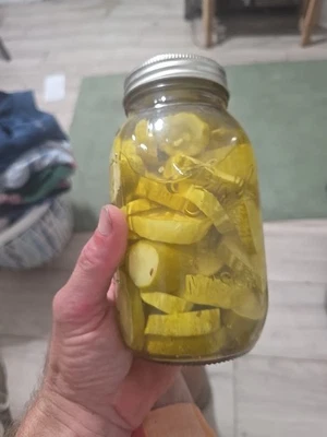 1 cuarto de encurtidos de eneldo Foto 1 de 4