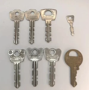Lot of 8 Vintage Master Lock Keys Silver Small & A1864 Brass - Picture 1 of 11