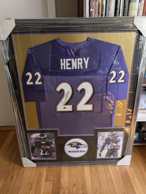 Camiseta deportiva personalizada firmada con autógrafo por Derrick Henry enmarcada Beckett Witness certificado de autenticidad Ravens Foto 1 de 4