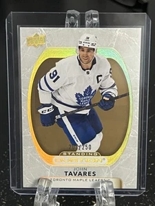 JOHN TAVARES----2021-22 OVATION----STANDING OVATION GOLD SPECTRUM---203/250 - Foto 1 di 2